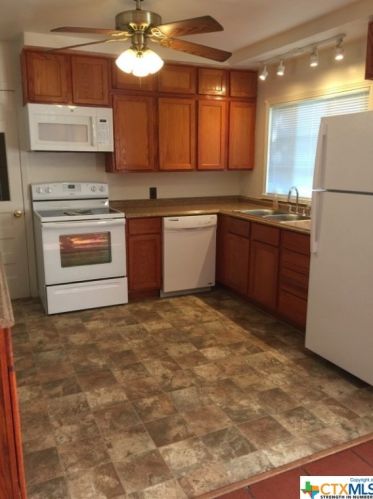 429 Moore St, Seguin TX  78155-5921 exterior