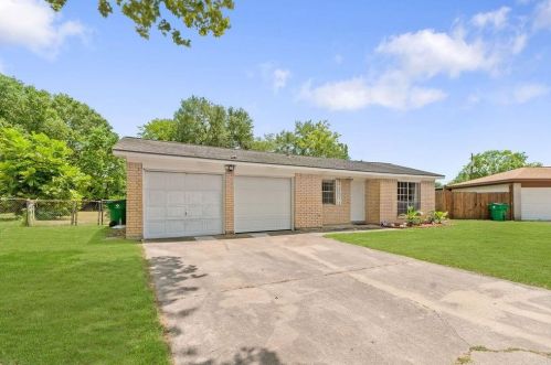 521 Gardenia St, Angleton TX 77515-4865 exterior