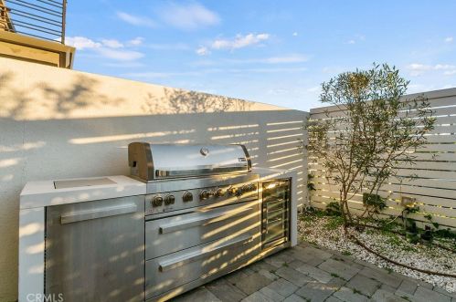 17089 Westport Dr, Huntington Beach CA  92649-4246 exterior