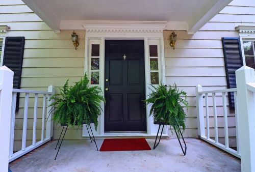1573 Bent River Dr, Lilburn, GA 30047-4503
