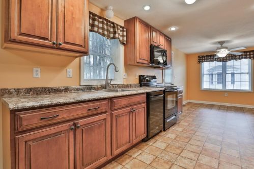 38 Scottsdale Dr, Hudson NH  03051-3750 exterior