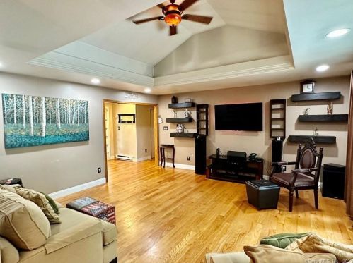 6 Evanwood Dr, Wallingford, CT 06492-2008