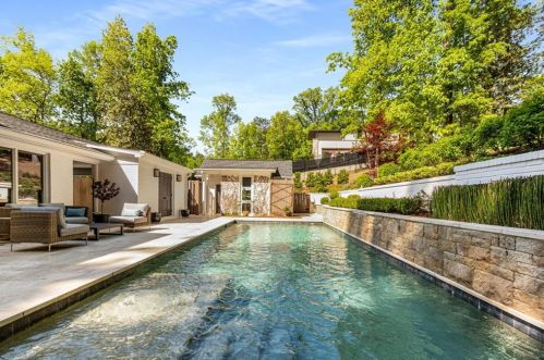1100 Kingston Dr, Atlanta GA  30342-2122 exterior