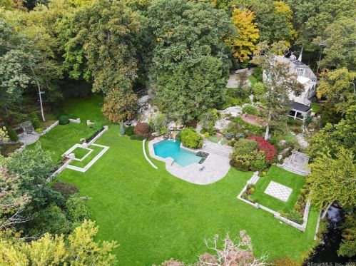 59 Sawmill Ln, Greenwich CT  06830-4027 exterior