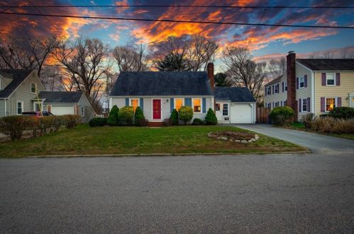 80 Pilgrim Dr, Warwick, RI 02888-3933