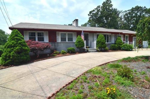16 Barbara Ann Dr, Providence, RI 02911-1153