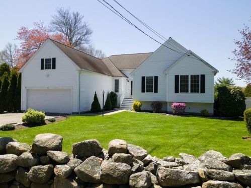 195 Angell Rd, Lincoln, RI 02865-4719