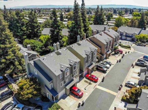 21 Crystal Gate Ct, Hayward, CA 94544-1390