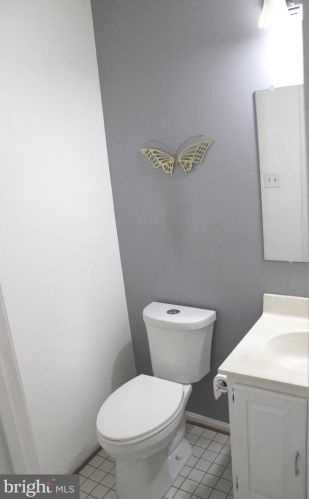 5076 Queens Wood Dr, Springfield VA  22015-1530 exterior