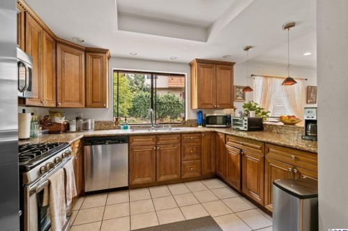 1998 Glenoaks Blvd, Glendale CA  91201-1644 exterior