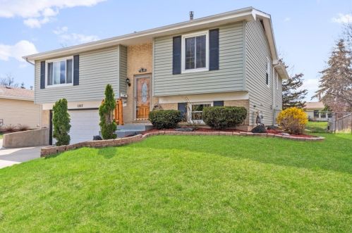 1327 Kennedy Dr, Streamwood, IL 60107-1117