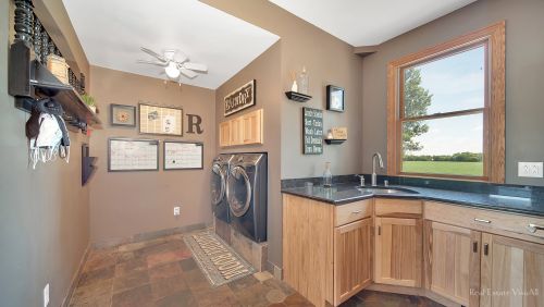 1910 Parkside Dr, Sycamore IL  60178-3315 exterior