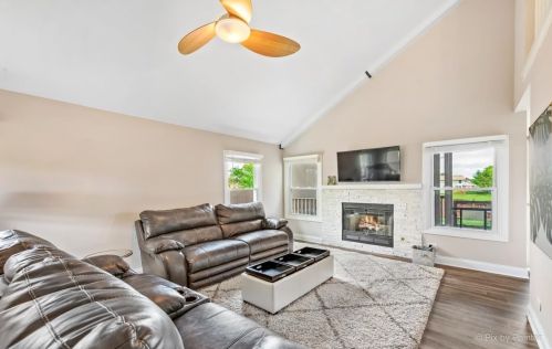 1151 Bradbury Cir, Carol Stream IL  60188-3903 exterior