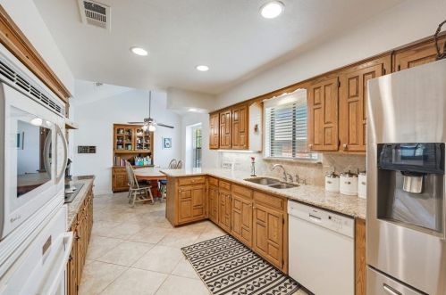 2614 Timberleaf Dr, Carrollton TX 75006-2040 exterior