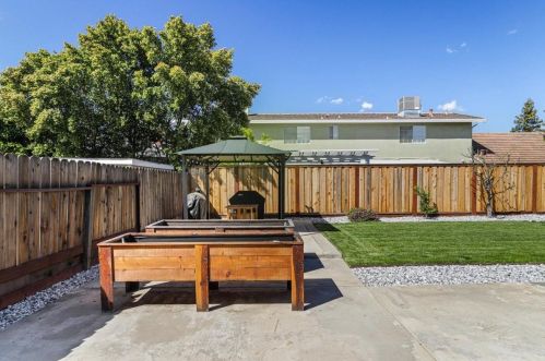 2665 Hawkeye Ave, Turlock CA  95380-2950 exterior