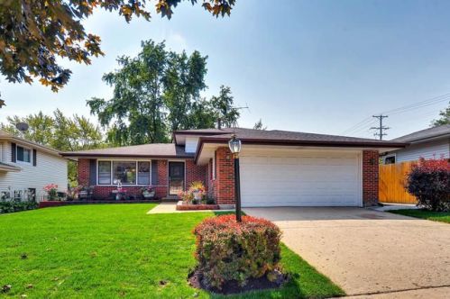 809 Marshall Ct, Palatine, IL 60074-1216