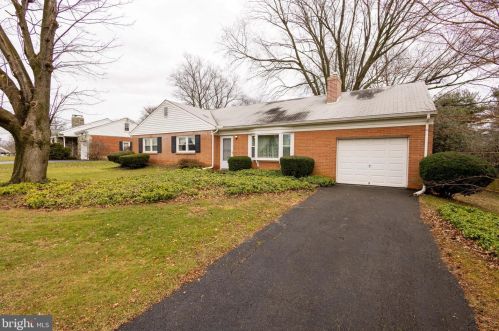 830 Robin Rd, Lancaster, PA 17601-2034