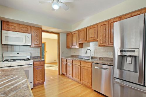 1518 Pinetree Dr, Gurnee, IL 60031-6332