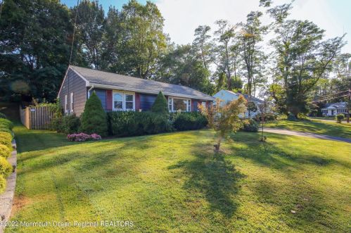 18 Crestview Dr, Middletown NJ  07748-3605 exterior