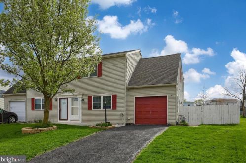 1628 Blue Jay Dr, York, PA 17315-2772