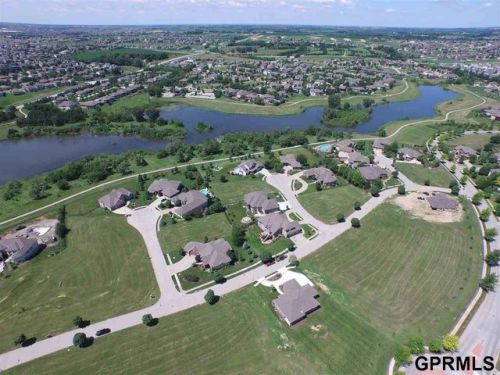 14801 Summit Cir, Bennington, NE 68007-1545