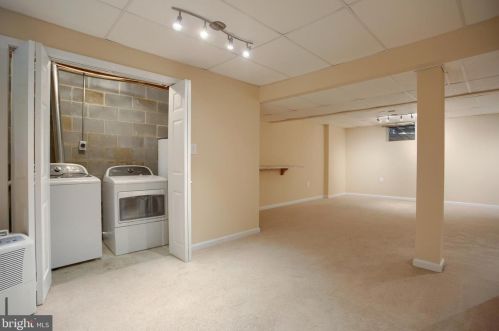 9 Mill Pond Dr, Lancaster PA  17603-7412 exterior