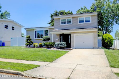 13 Heather Dr, Old Bridge, NJ 08857-2228