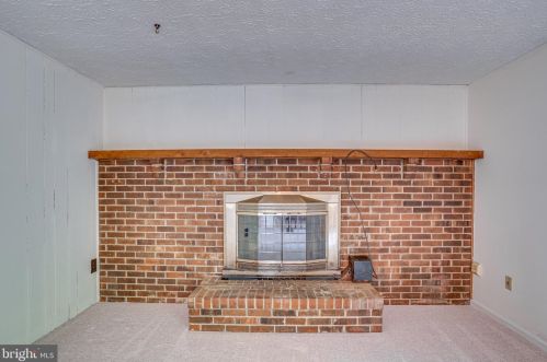 6315 Falling Brk Dr, Springfield VA  22015-4033 exterior