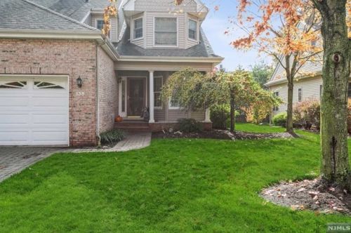 138 Carriage Ct, Allendale, NJ 07401-2031