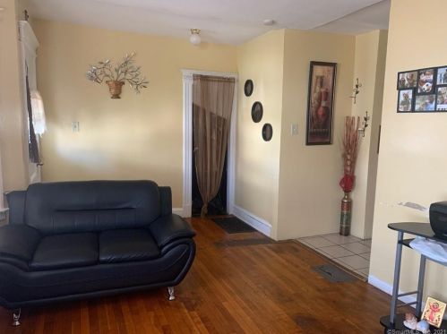 45 Adelaide St, Hartford, CT 06114-1802