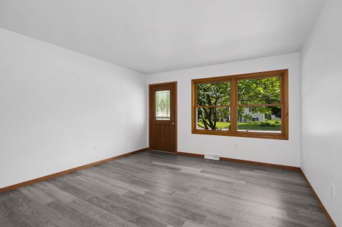 818 12th St, La Crescent, MN 55947-1407