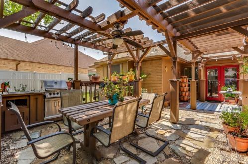 2517 Belmeade Dr, Carrollton TX 75006-2008 exterior