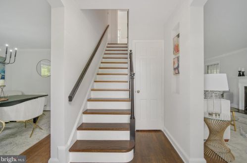 1524 Red Oak Dr, Silver Spring MD 20910-1549 exterior