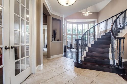 2561 Grn Oak Dr, Carrollton TX 75010-4221 exterior