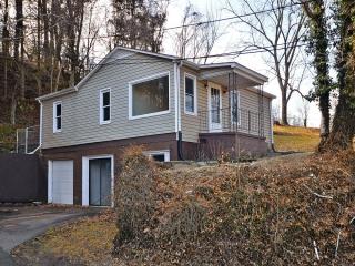 8067 Carolina Blvd, Clyde, NC 28721-6208