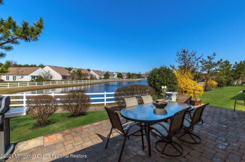 28 Aberdeen Ln, Lakehurst, NJ 08759-7304
