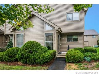 2 Canterbury Ct, Middletown CT  06457-4924 exterior