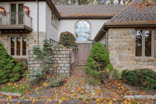 41 Galloping Hill Rd, Holmdel Village, NJ 07733-1818