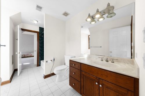 6972 Fieldstone Dr, Willowbrook IL  60527-6969 exterior