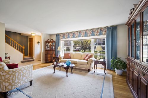 1318 Columbine Dr, Mount Prospect, IL 60056-1816