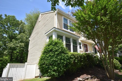 1630 Poplar Grove Dr, Herndon VA  20194-1738 exterior