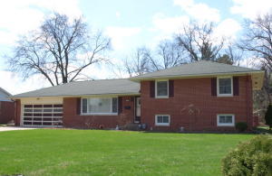 80 Circle Dr, Galesburg, IL 61401-1827
