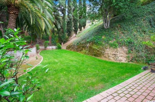1750 Pacific Ave, Glendale CA  91202-1109 exterior