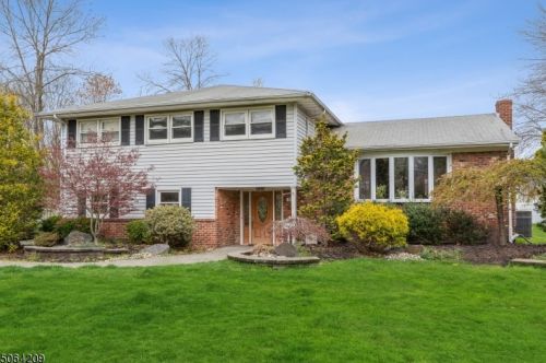 320 Oak Ridge Rd, Clark, NJ 07066-2721