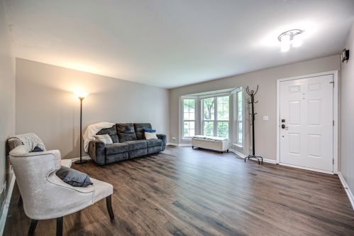 6025 Golfview Dr, Gurnee, IL 60031-4742