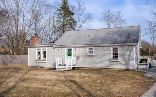 50 Mill Pond Rd, North Kingstown, RI 02852-6002