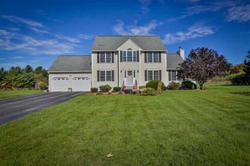 15 Cambridge Dr, Auburn, NH 03032-3447