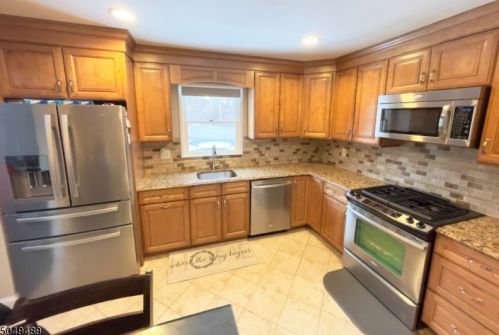 61 Catherine St, Bloomingdale, NJ 07403-1232