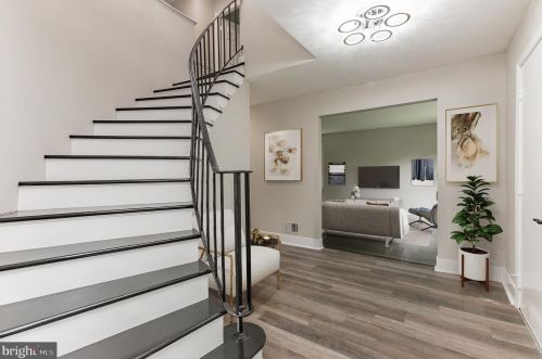 725 Forest Ridge Dr, Great Falls, VA 22066-2909