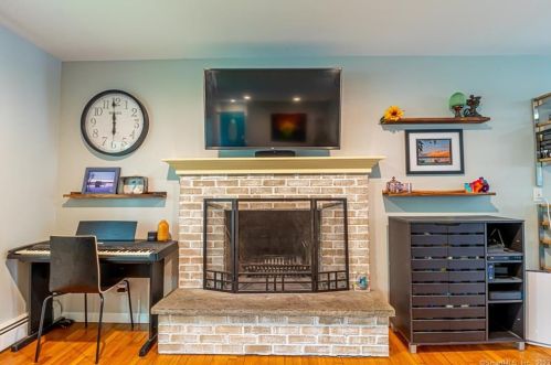 13 Foxcroft Rd, Niantic CT  06357-1415 exterior
